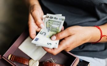 10 Easy Ways to Save Money as a Student
