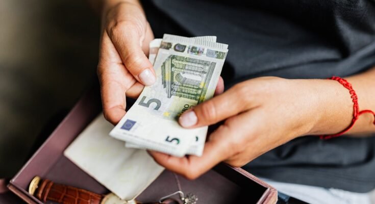 10 Easy Ways to Save Money as a Student